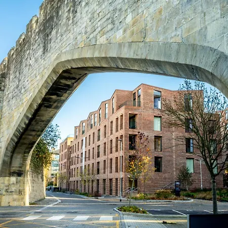 Thirty Eight Hq Daire *